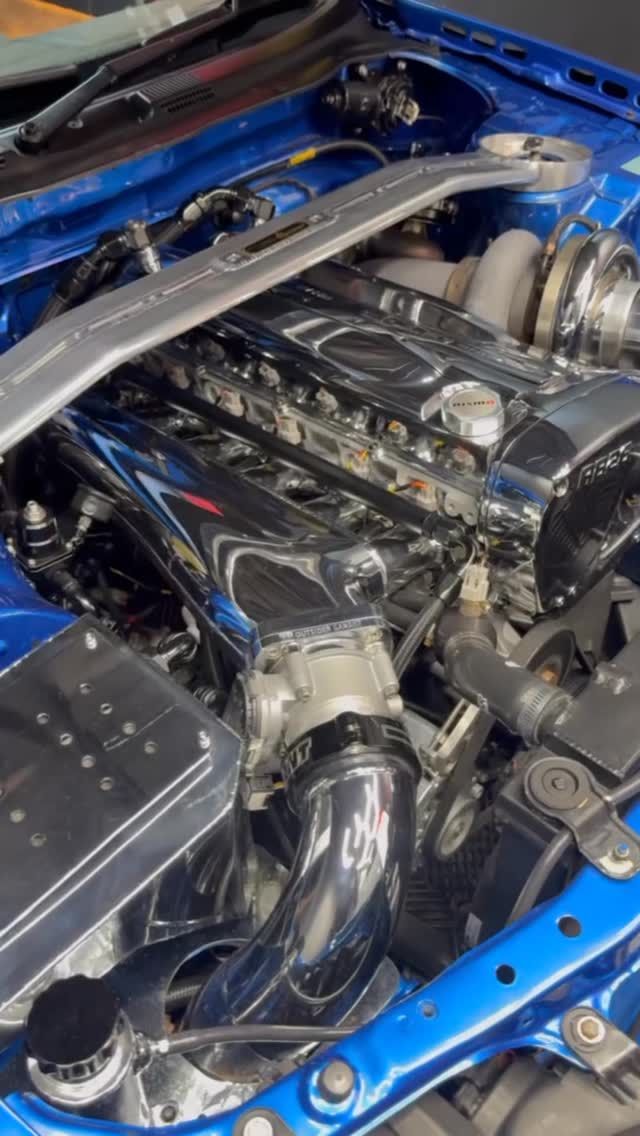 Engine bay of a blue Nissan Skyline GT-R R34